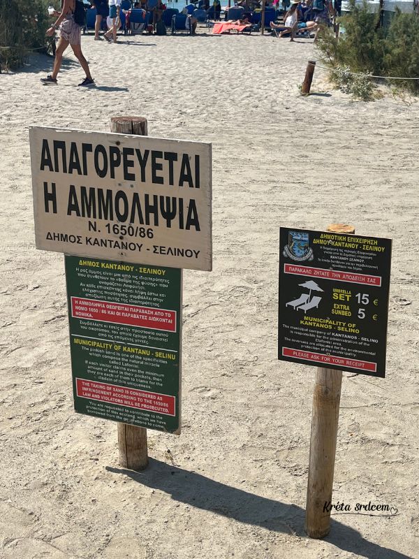 Růžová pláž Elafonisi na Krétě s jemným pískem, křišťálově čistou vodou a malebným výhledem na lagunu. Oblíbená destinace pro milovníky přírody a relaxace.