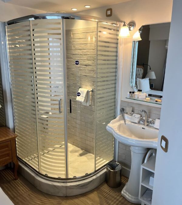 Elegantní interiér hotelu Legacy Gastro Suites v Heraklionu s moderním designem, pohodlným vybavením a výhledem na moře. Luxusní ubytování pro milovníky gastronomie.