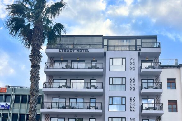 Elegantní interiér hotelu Legacy Gastro Suites v Heraklionu s moderním designem, pohodlným vybavením a výhledem na moře. Luxusní ubytování pro milovníky gastronomie.