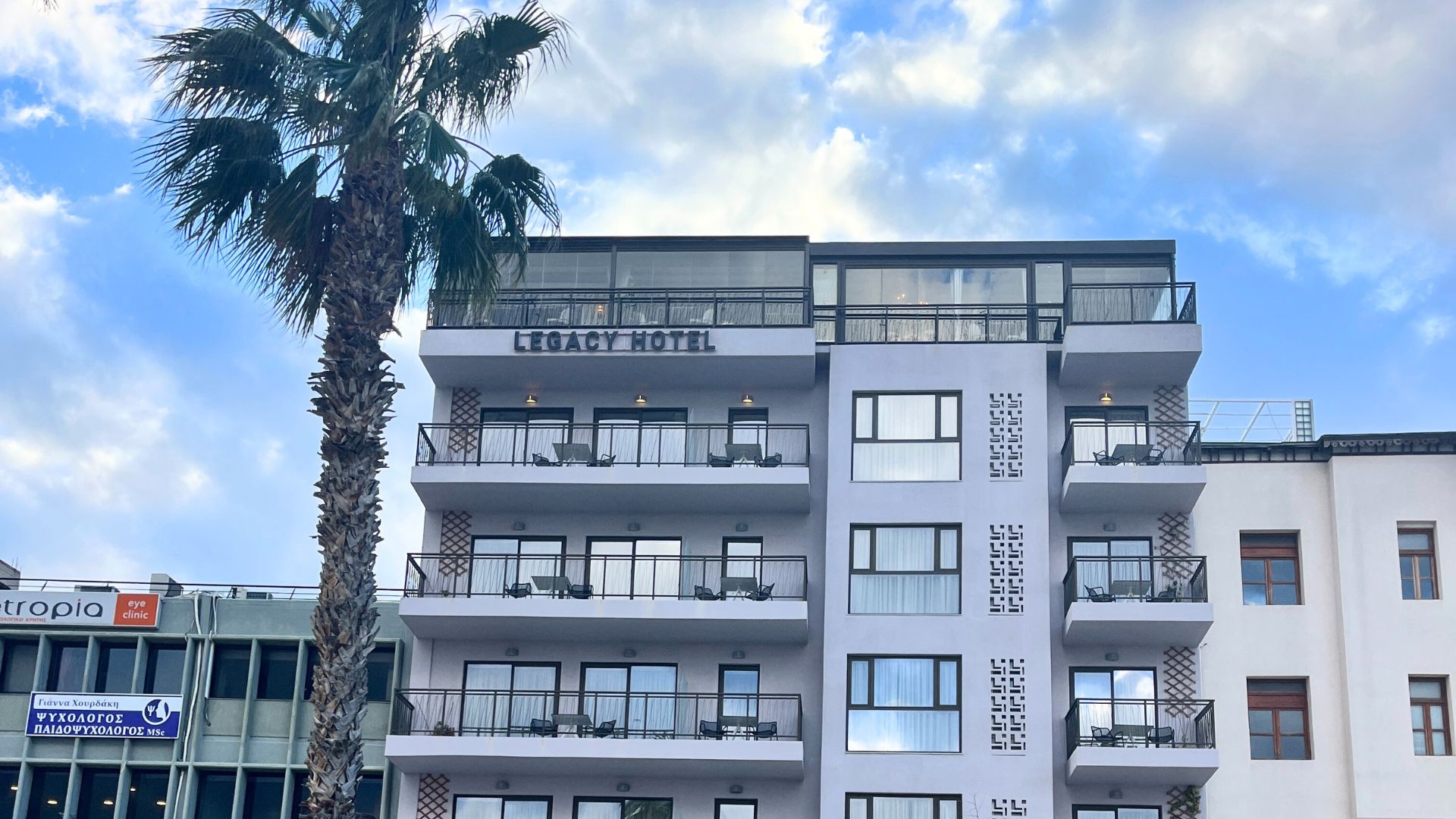 Elegantní interiér hotelu Legacy Gastro Suites v Heraklionu s moderním designem, pohodlným vybavením a výhledem na moře. Luxusní ubytování pro milovníky gastronomie.