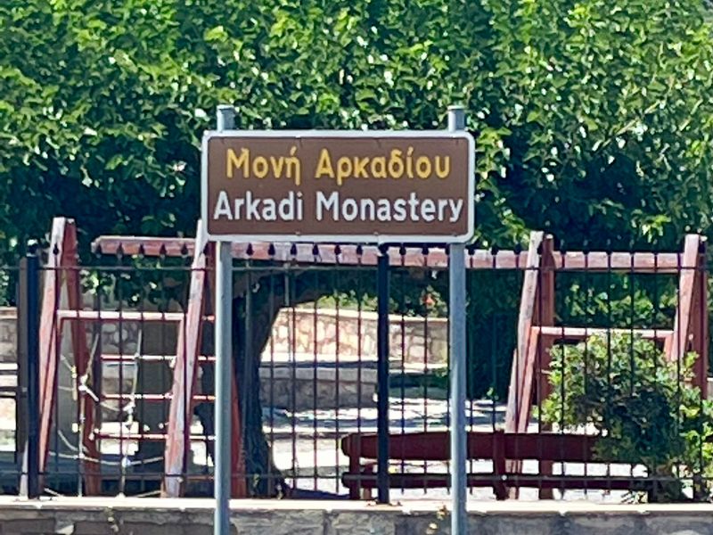 Moni Arkadi je perfektně značeno a dá se zde velmi pohodlně dojet
