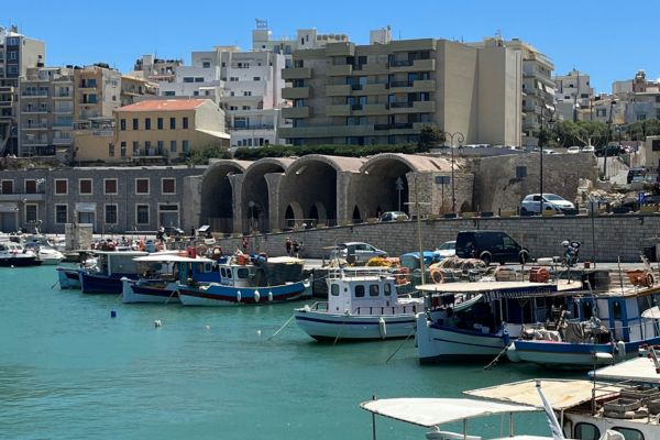 Heraklion průvodce Barevné lodičky zakotvené v přístavu Heraklionu – pohled na tradiční přístavní část hlavního města Kréty.