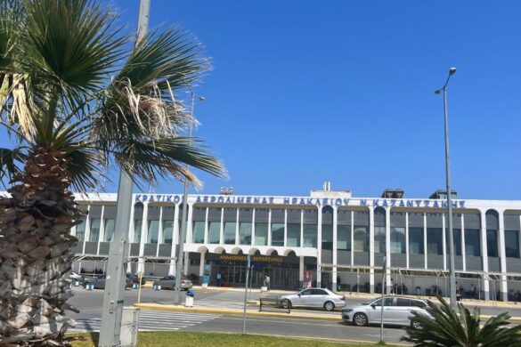 Letiště Heraklion – vstupní brána na Krétu. Pohled na hlavní budovu mezinárodního letiště Nikose Kazantzakise, kam každoročně přilétají tisíce cestovatelů. Ideální výchozí bod pro poznávání krás západní i východní části ostrova.