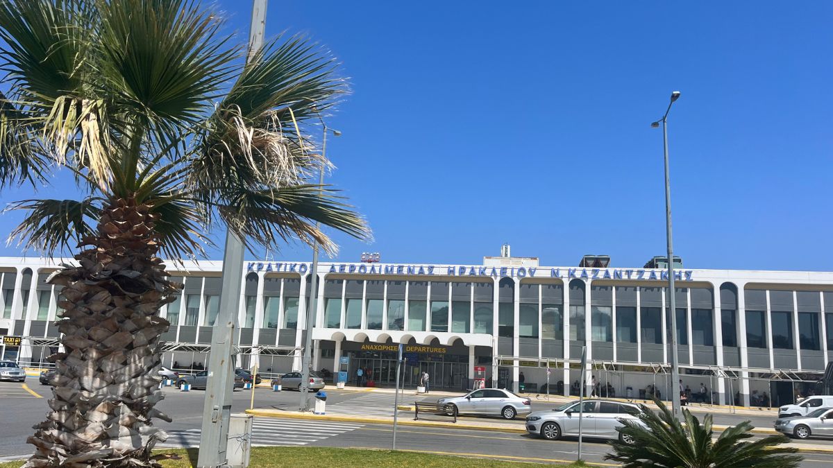 Letiště Heraklion – vstupní brána na Krétu. Pohled na hlavní budovu mezinárodního letiště Nikose Kazantzakise, kam každoročně přilétají tisíce cestovatelů. Ideální výchozí bod pro poznávání krás západní i východní části ostrova.