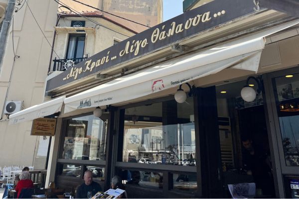 Taverna Ligo Krasi Ligo Thalassa s výhledem na moře v Heraklionu