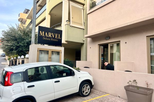 Parkování u pokoje v hotelu Marvel Deluxe Rooms v Heraklionu – pohodlí při ubytování v centru města.