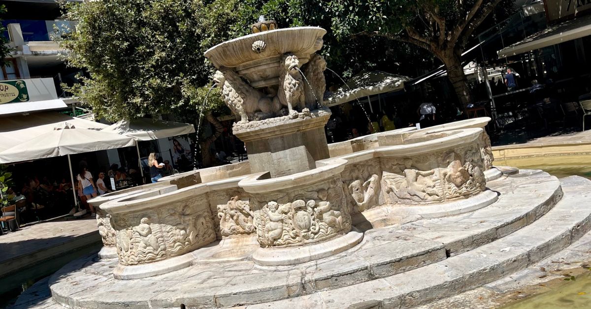 Morosiniho Lví kašna na náměstí Platia Venizelou – symbol benátské éry Heraklionu a oblíbené místo pro setkávání v centru hlavního města Kréty.