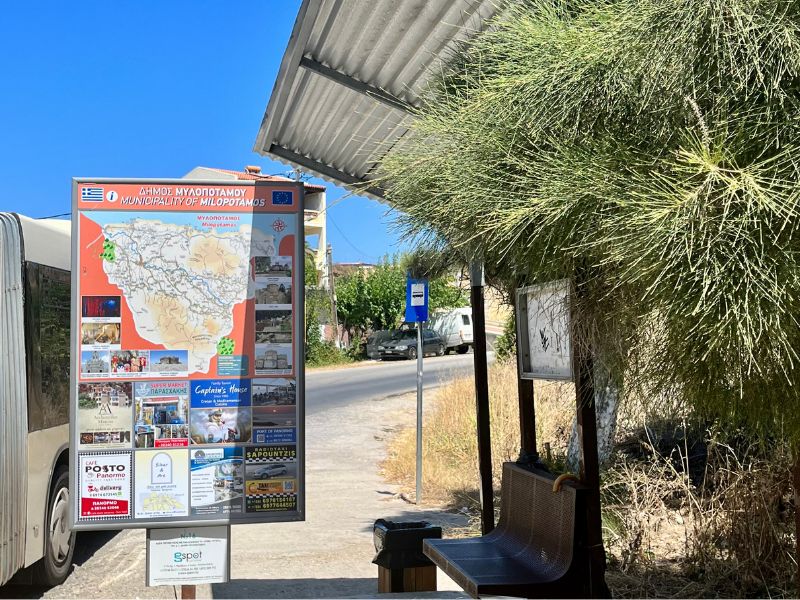 Autobusová zastávka KTEL v Panormo na Krétě – místo pro odjezdy na Rethymno