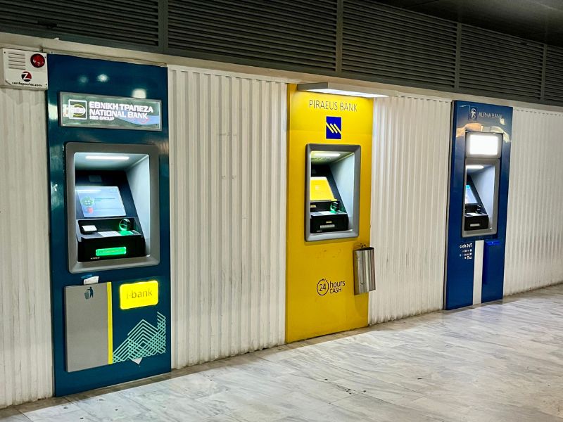 Bankomaty na letišti Heraklion najdete hned za východem z příletové haly po levé straně. Využít je mohou cestovatelé, kteří potřebují hotovost ihned po příletu na Krétu. Doporučujeme vybírat bez konverze, například z bankomatu Alfa Bank, který mívá nižší poplatky.