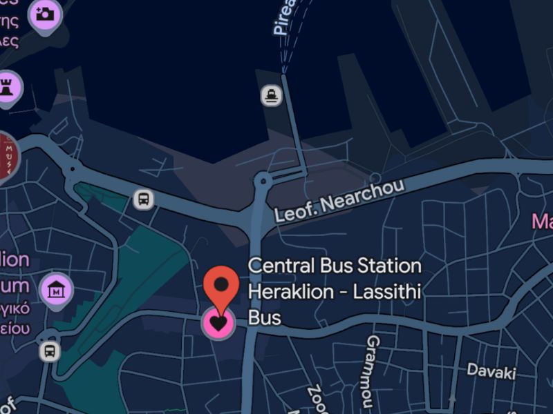 Mapa s vyznačením hlavního autobusového nádraží KTEL v Heraklionu na Krétě. Odsud odjíždějí dálkové spoje do oblíbených destinací jako Rethymno, Chania, Agios Nikolaos nebo Malia. Autobusové nádraží je klíčovým dopravním uzlem pro cestování po Krétě veřejnou dopravou.