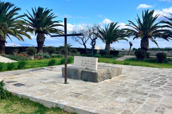 Hrob Nikose Kazantzakise s výhledem na Heraklion z městských hradeb