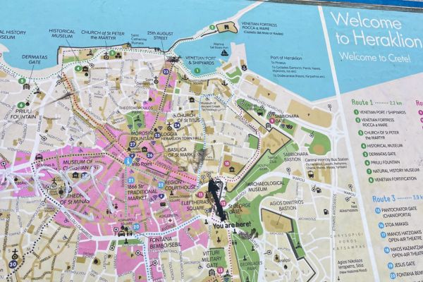 Mapa města Heraklion umístěná v centru – praktická pomůcka pro objevování hlavního města Kréty.