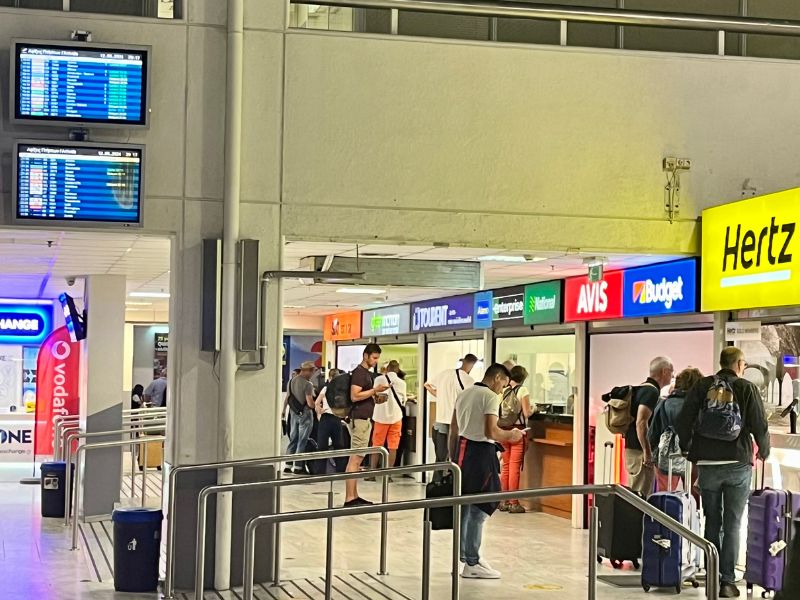 Příletová hala letiště Heraklion nabízí cestovatelům možnost okamžitého zapůjčení vozidla u renomovaných autopůjčoven. Stanoviště autopůjčoven se nachází hned za východem z haly, což umožňuje pohodlný a rychlý začátek cesty po Krétě. Letiště Heraklion tak zajišťuje snadný přechod z letu rovnou na silnice ostrova.