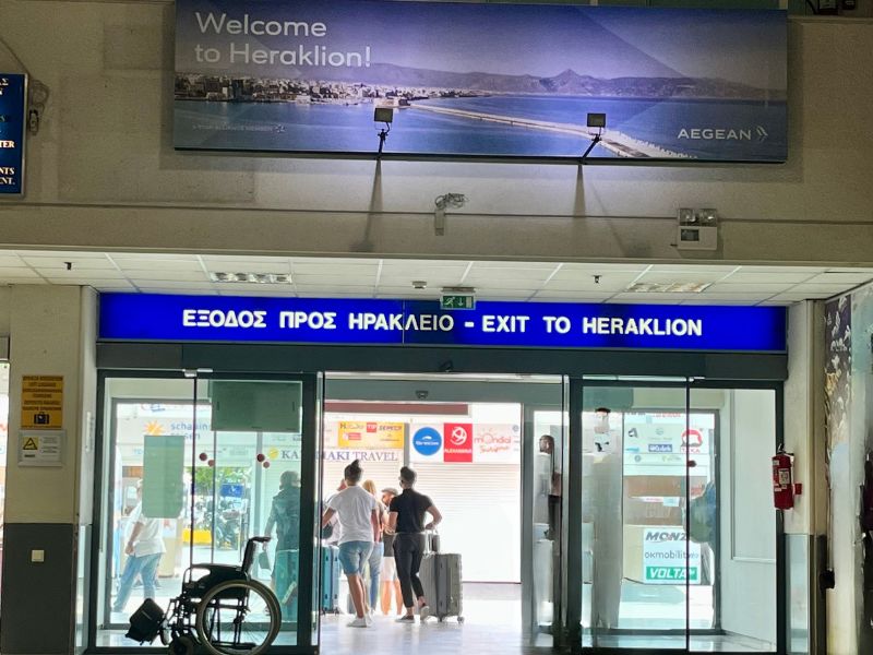 Příletová hala letiště Heraklion nabízí základní služby pro cestovatele hned po příletu na Krétu. Najdete zde toalety, směnárnu, bankomaty i přístup k dopravě do různých částí ostrova. Letiště Heraklion je hlavní vstupní branou na Krétu a často první zastávkou každého dovolenkáře.