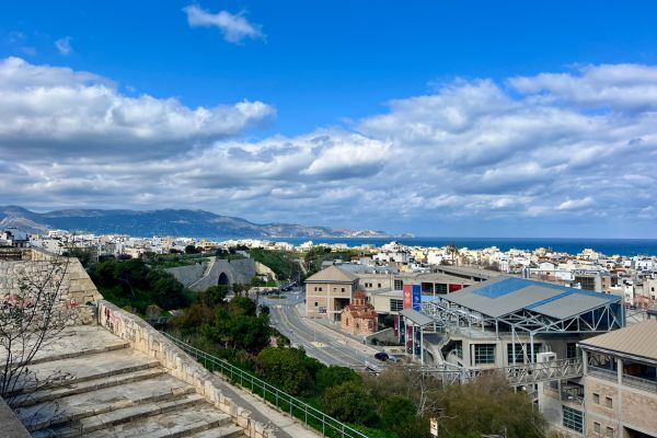 Výhled na Heraklion z hradeb u hrobu Nikose Kazantzakise