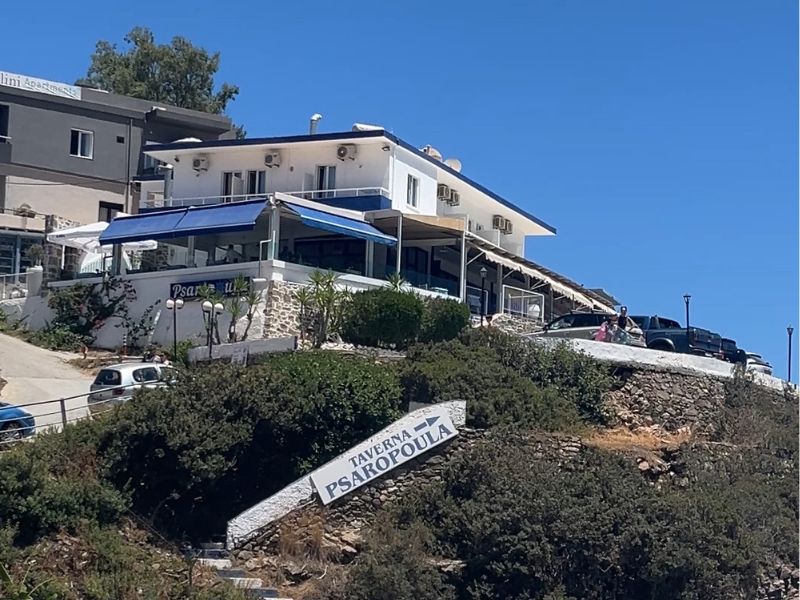 Taverna Psaropoula v Bali na Krétě – restaurace s čerstvými rybami a krásným výhledem na západ slunce nad mořem.

