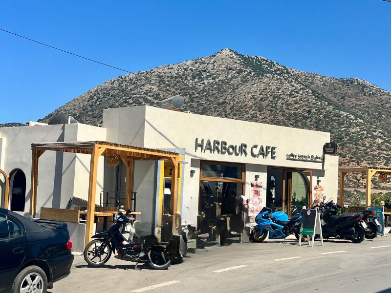 Harbor Café v Bali na Krétě – kavárna u přístavu s výhledem na moře a nabídkou domácích dezertů a kávy.