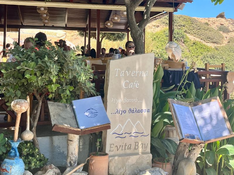 Taverna Ligo Vouno Ligo Thalassa v Bali na Krétě – oblíbená restaurace s čerstvými mořskými plody a rybami přímo u pláže.