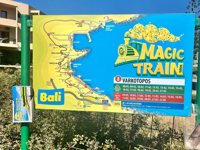 Turistický vláček v letovisku Bali na Krétě, který projíždí celým letoviskem od hlavní silnice až k pláži Karavostasis.