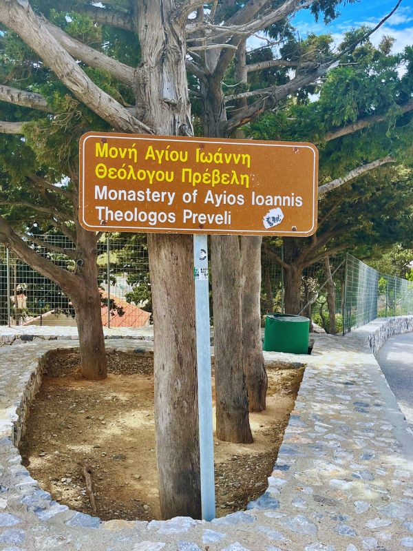 Transparent označující klášter Agios Ioannis Theologos Preveli na jižní Krétě