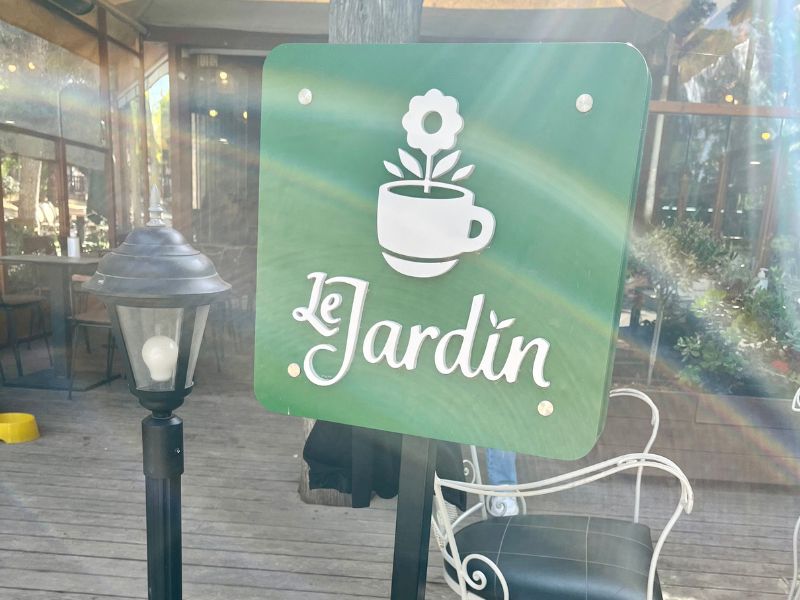 Kavárna Le Jardin v městských zahradách v Rethymnu na Kré­tě, oblíbené místo na kávu mezi palmami a zelení v centru města.