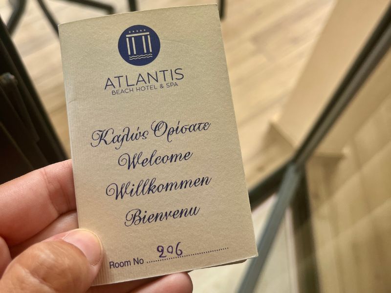 Kartička od pokoje v Atlantis Beach Hotelu v Rethymnu na Krétě.