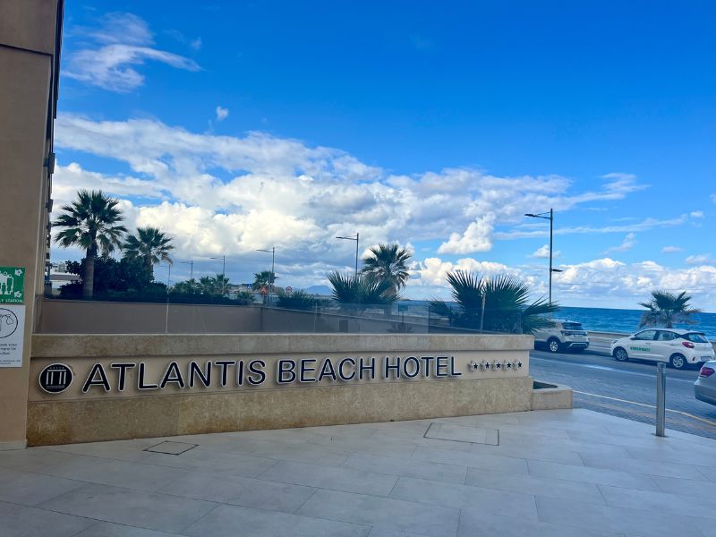 Vstup do Atlantis Beach Hotelu v Rethymnu z plážové promenády na Krétě.