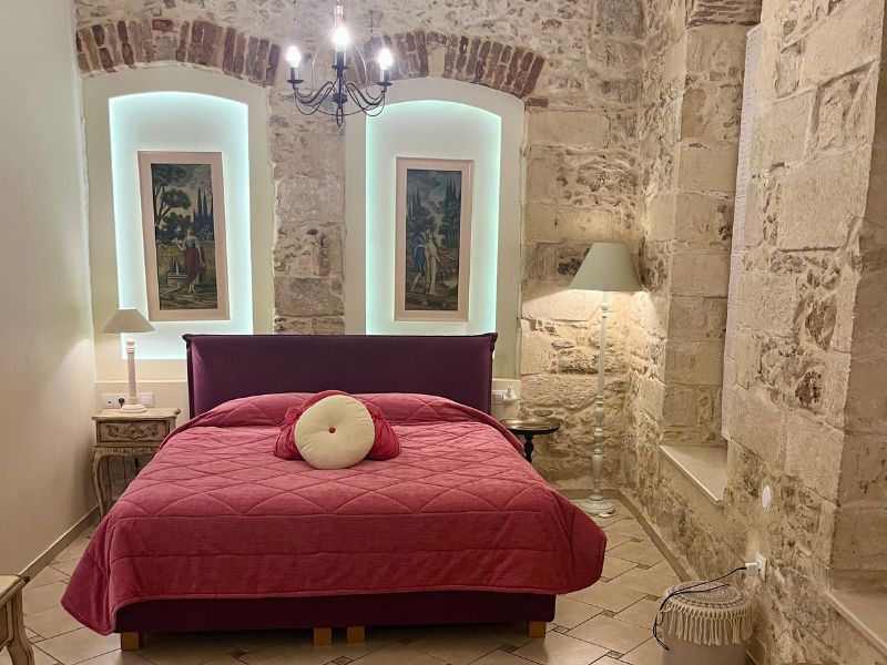 Cookie Suite v Avli Lounge Apartments v Rethymnu — stylový butikový pokoj s barevným interiérem a tradiční atmosférou