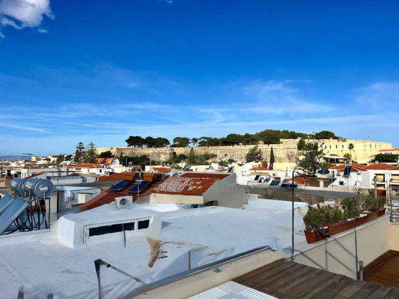 Výhled ze střechy Avli Lounge Apartments Rethymno s jacuzzi a panoramatem starého města a pevnosti Fortezza