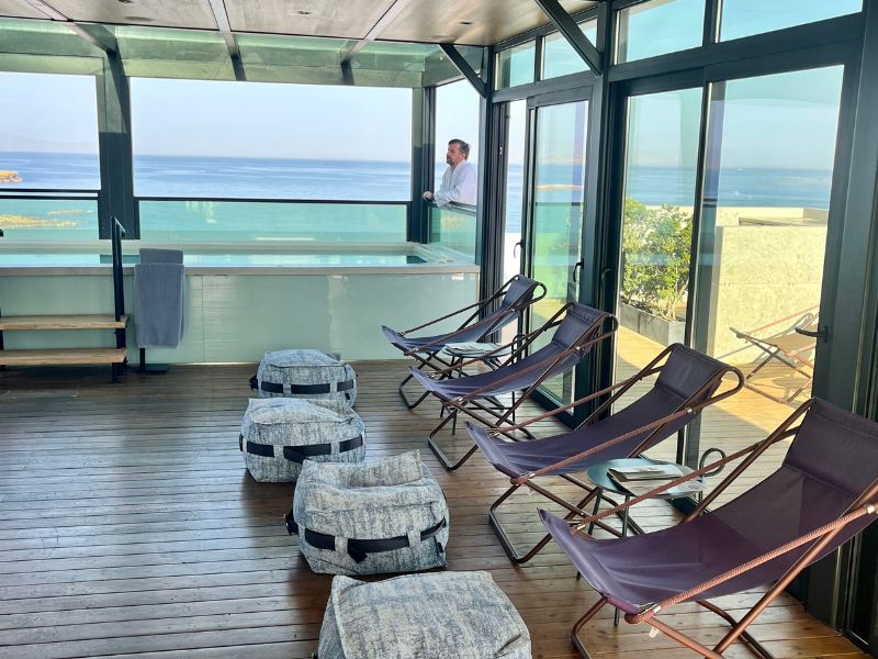 Vyhřívaný zastřešený rooftop bazén Chania Flair Boutique Hotel s relaxační zónou a výhledem na přístav Nea Chora