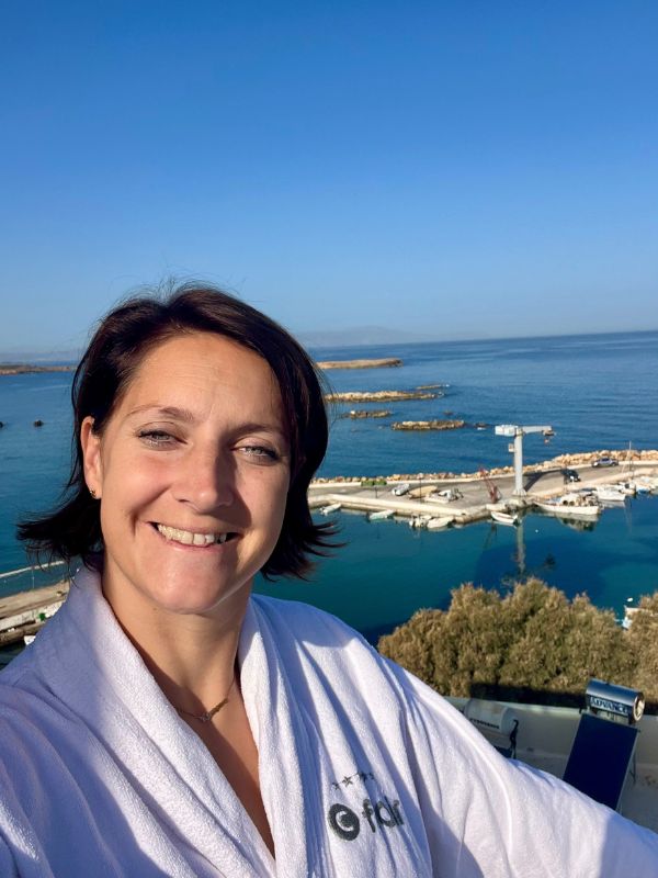 Relax v hotelovém županu na střeše Chania Flair Boutique Hotel s výhledem na přístav Nea Chora