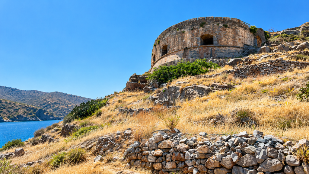 Benátské opevnění na ostrově Spinalonga na Krétě během procházky areálem