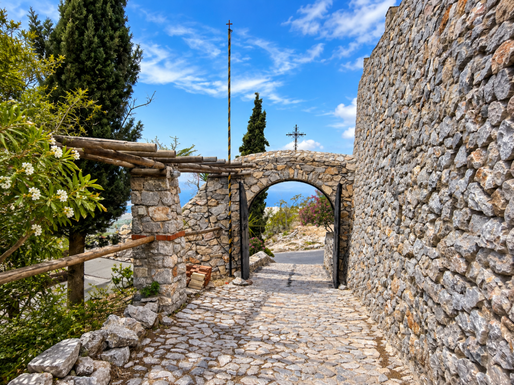 Kamenná cesta u kostela Προφήτης Ηλίας (Prorok Eliáš) na Santorini během výletu z Kréty