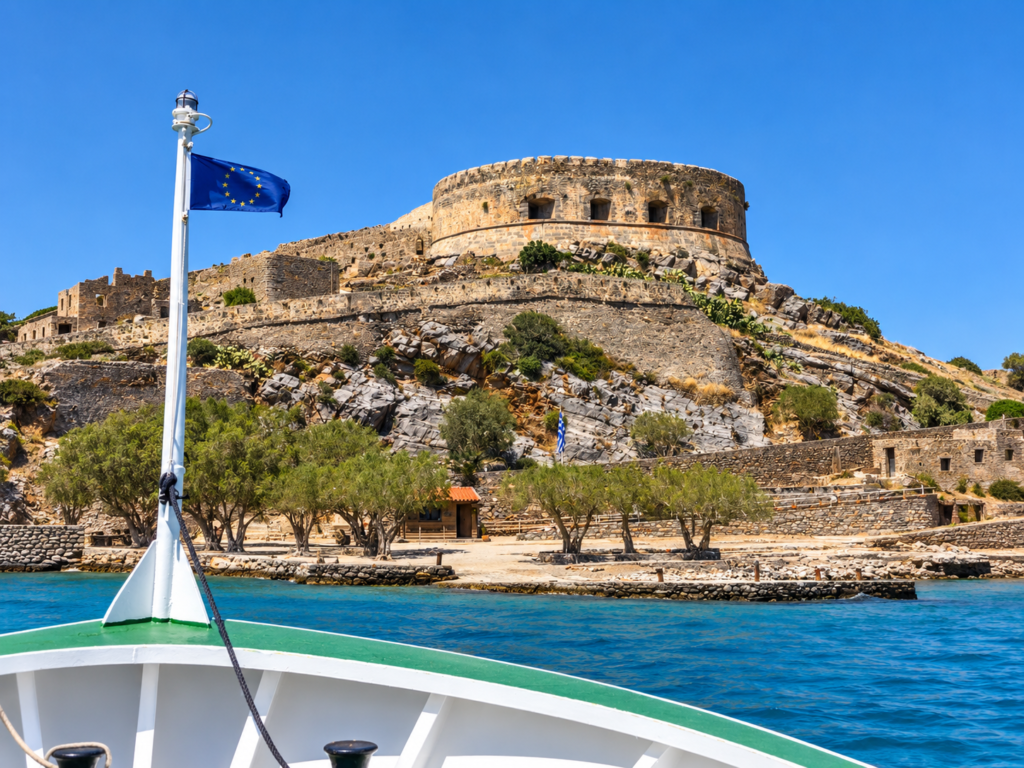 Lodní výlet na Krétě – příjezd lodí k ostrovu Spinalonga